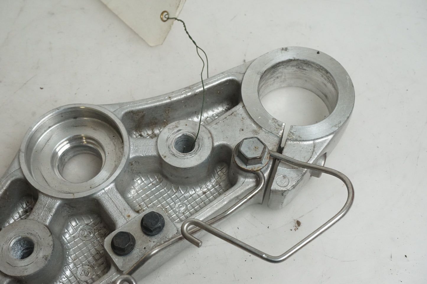 Snett uppifrån på Gaffelkrona från en Triumph America -2004 motorcykel.