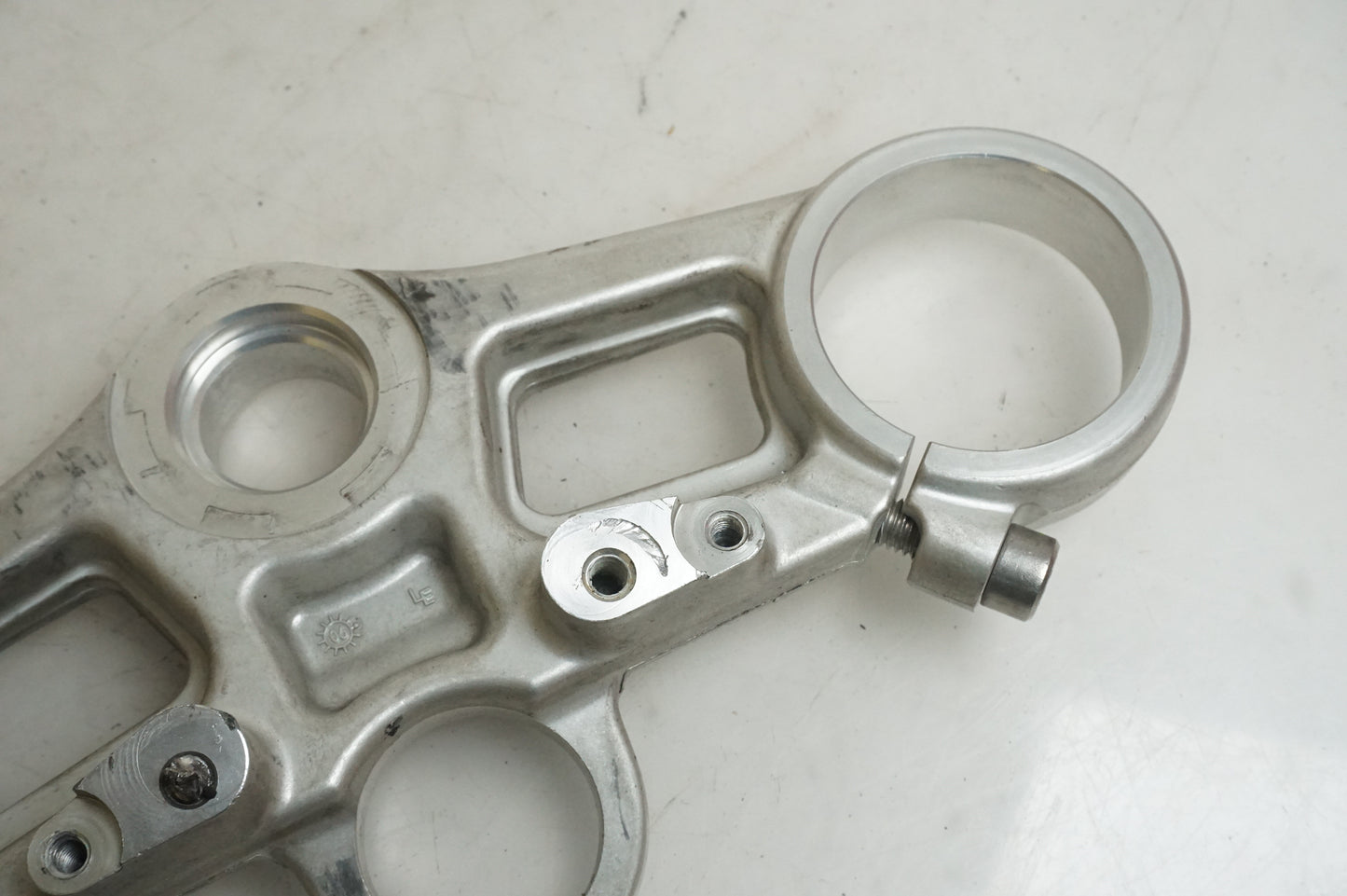 Snett uppifrån på Gaffelkrona från en Triumph Daytona 675 -2007 motorcykel.