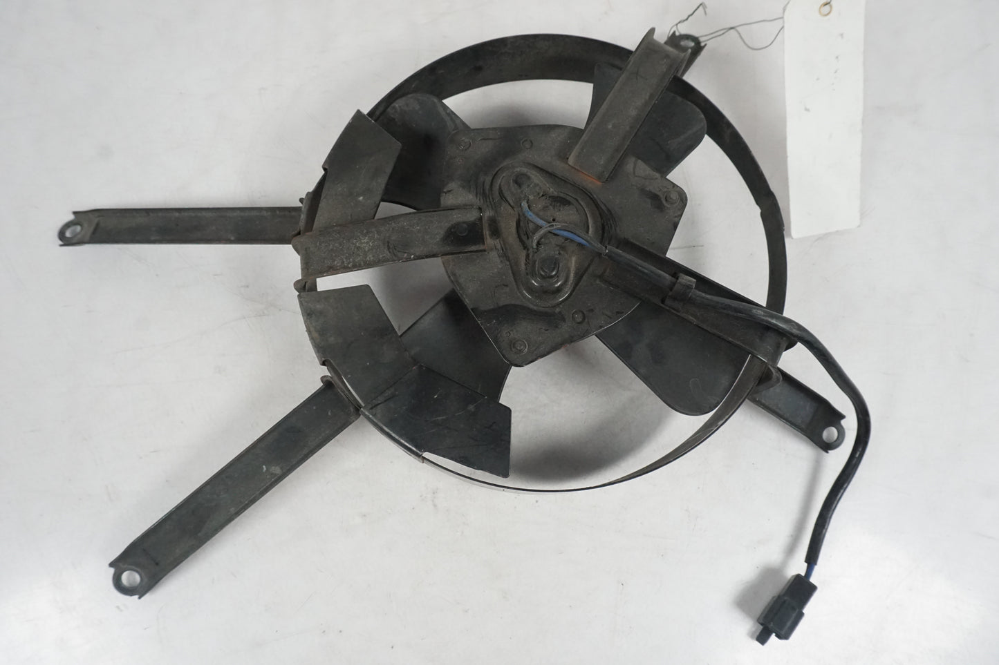 Baksidan på Vattenkylfläkt från en Kawasaki ZX-9R -1996 motorcykel.