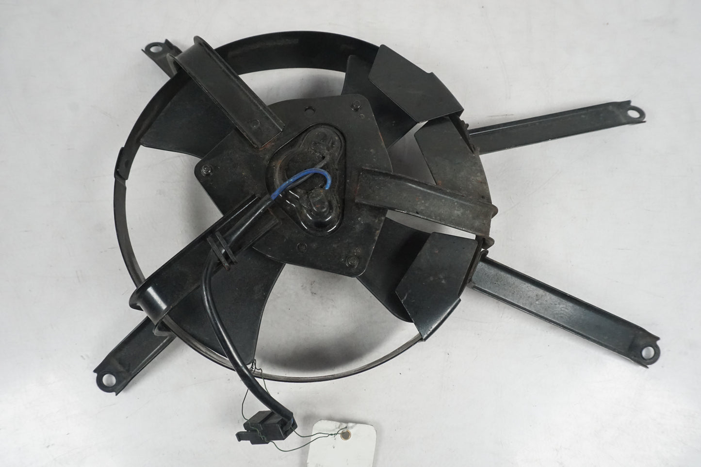 Baksidan på Vattenkylfläkt från en Kawasaki ZX-7R -1996 motorcykel.