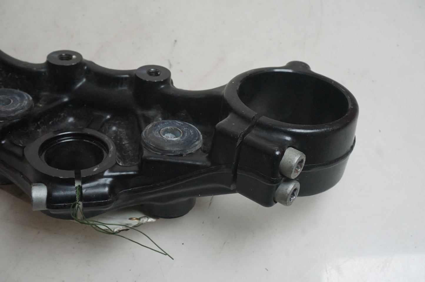 Snett uppifrån på Gaffelkrona från en KTM 640 Duke -2006 motorcykel.