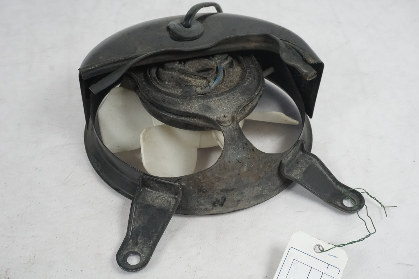 Snett uppifrån på Vattenkylfläkt från en Kawasaki GPZ 900 -1988 motorcykel.