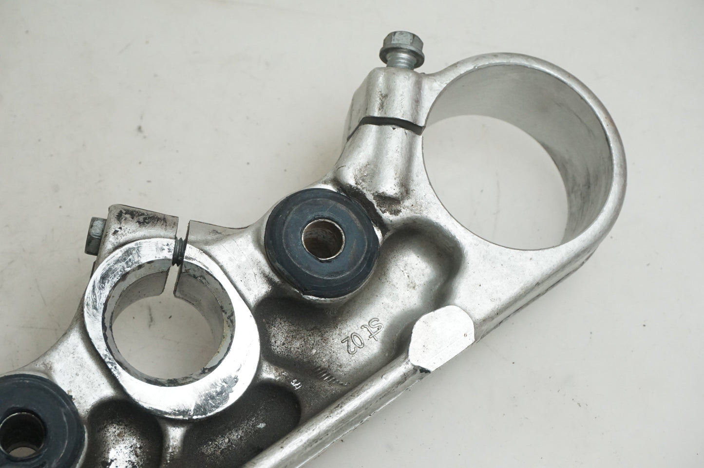 Snett nerifrån på Gaffelkrona från en KTM 625 SMC -2005 motorcykel.