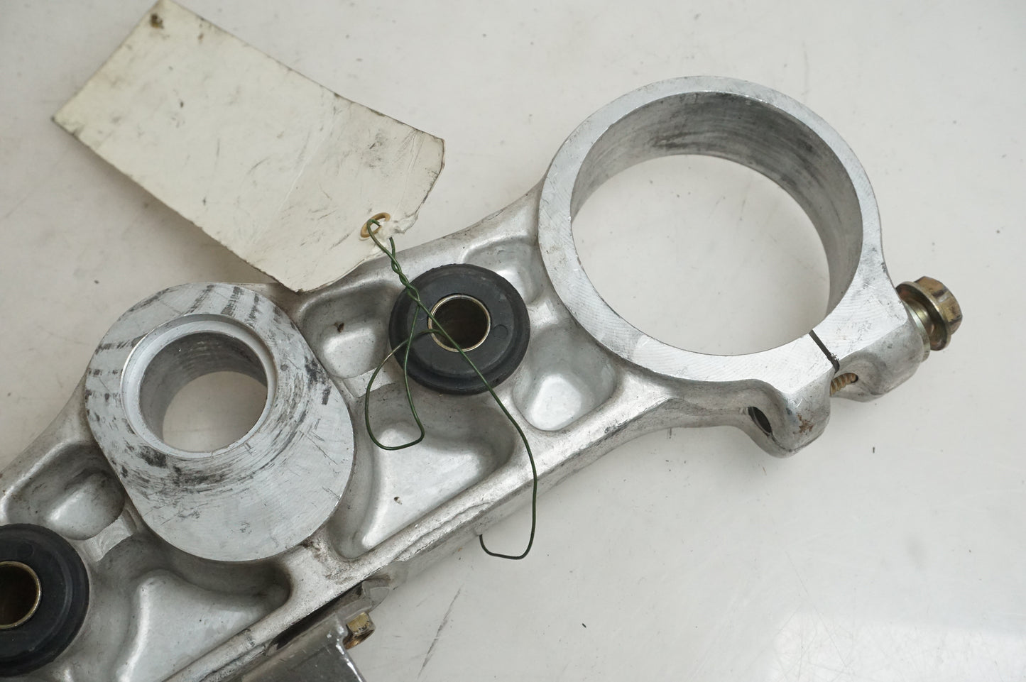 Snett uppifrån på Gaffelkrona från en Husqvarna SM 500 -2006 motorcykel.