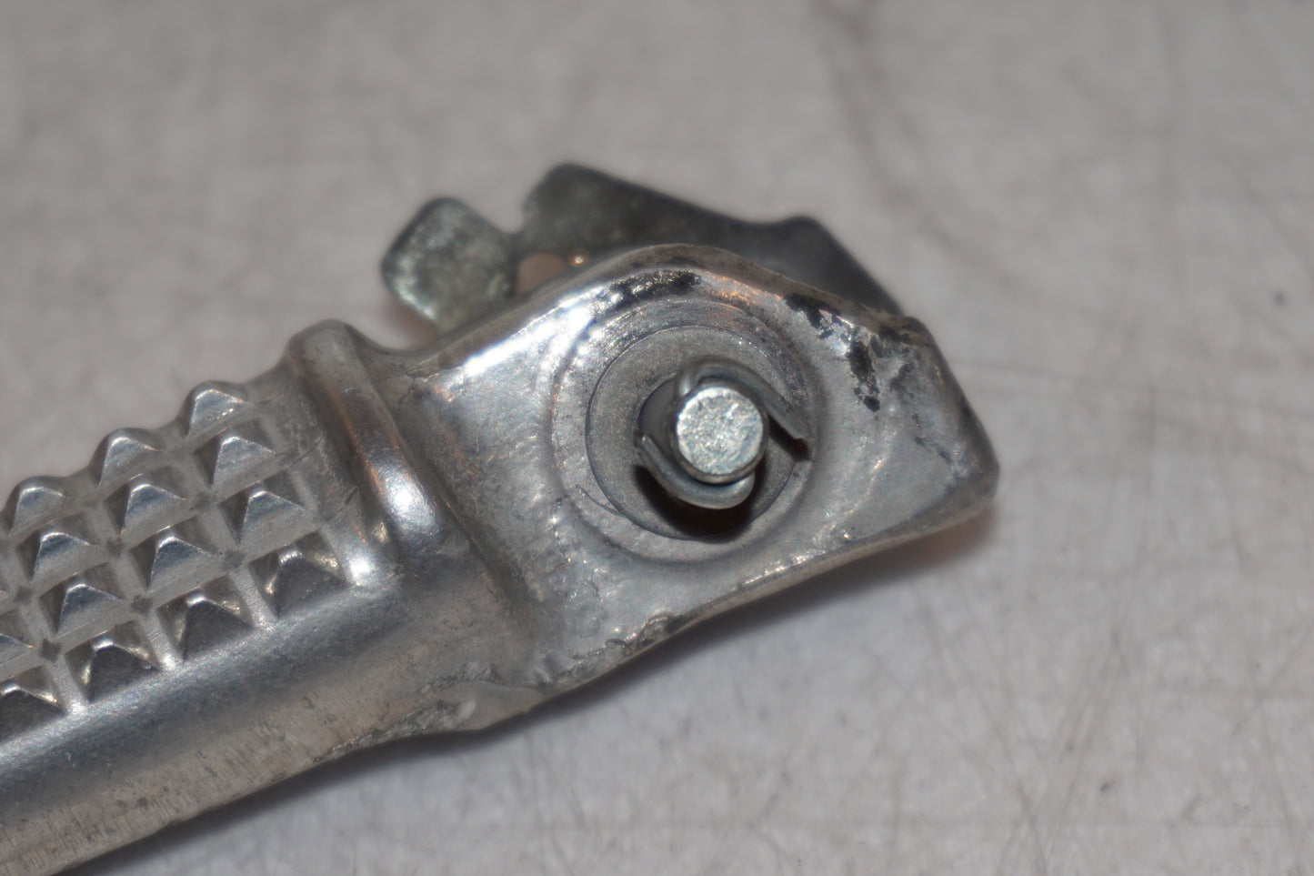 Snett nerifrån på Fotpinne från en Honda CBR 1100 XX -2001 motorcykel.