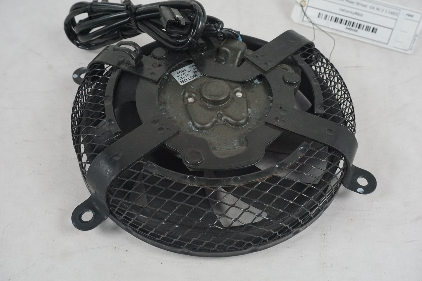 Snett uppifrån på Vattenkylfläkt från en Kawasaki VN 1600 Mean Streak -2004 motorcykel.