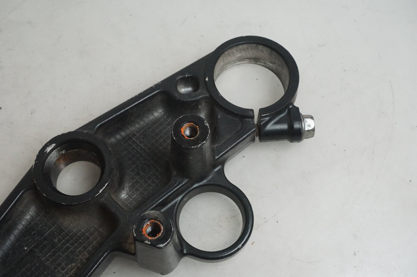 Snett uppifrån på Gaffelkrona från en Suzuki SV 650 -2003 motorcykel.