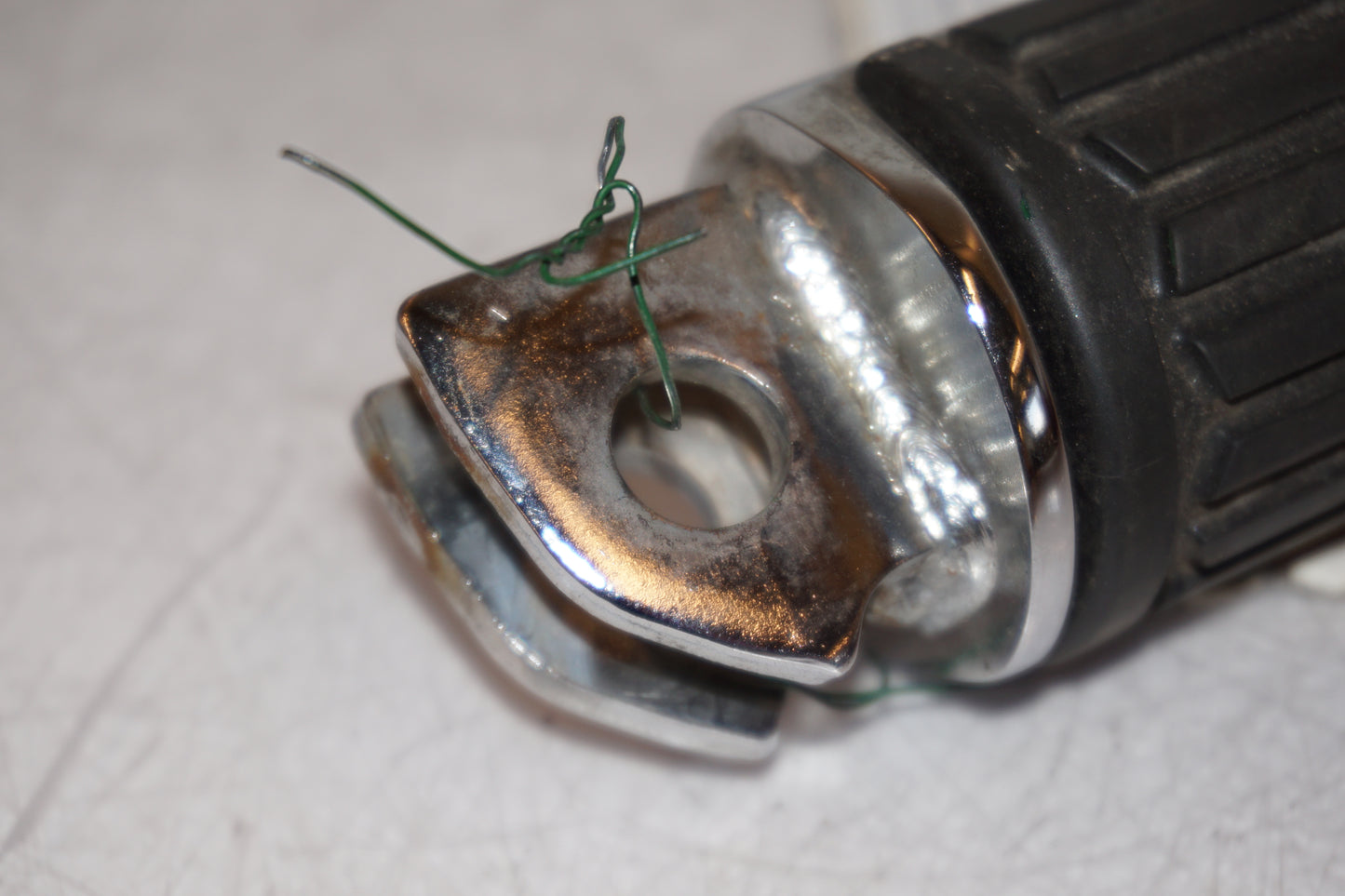 Snett nerifrån på Fotpinne från en Suzuki VZ 1600 -2005 motorcykel.