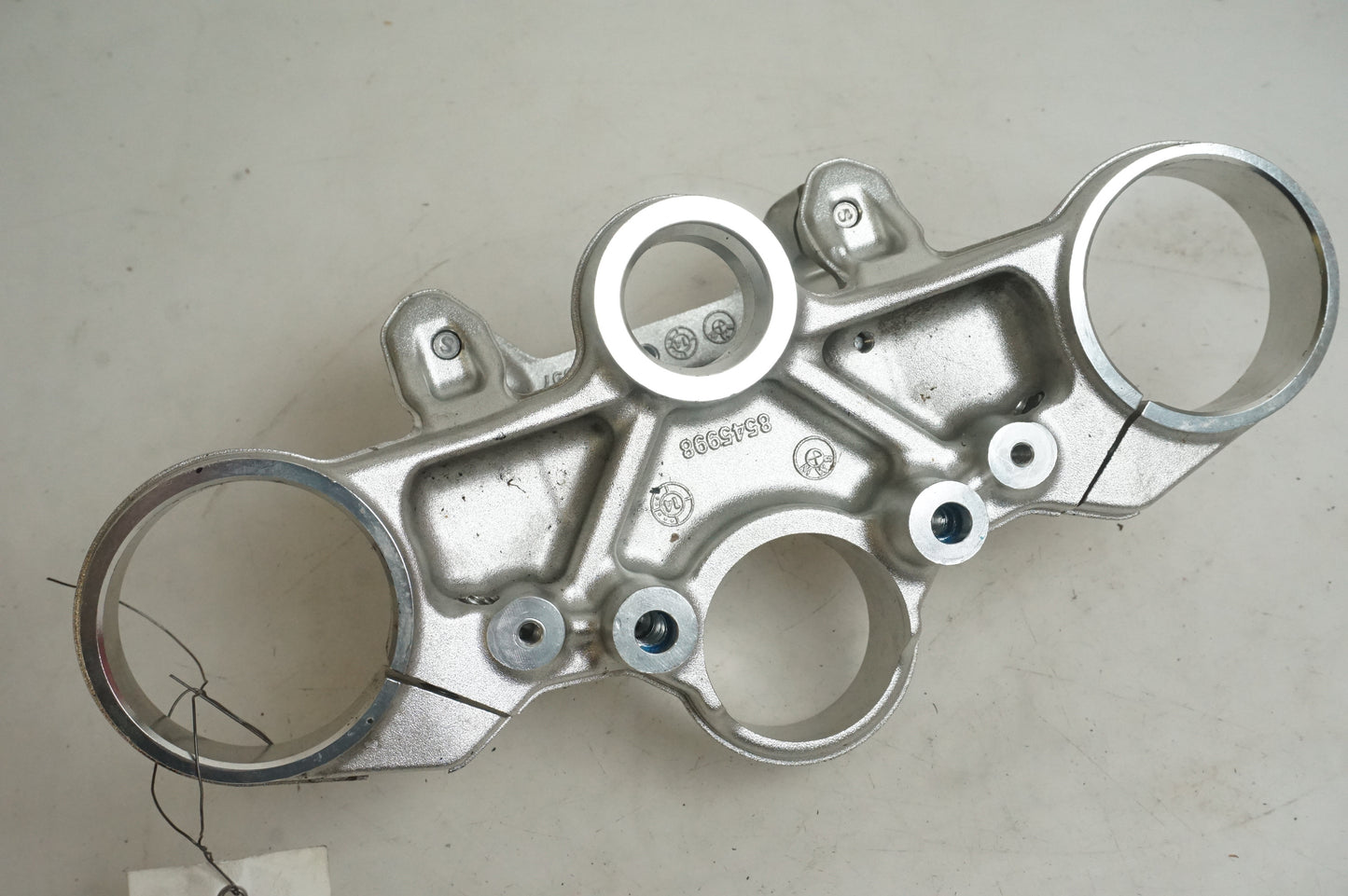 Snett uppifrån på Gaffelkrona från en BMW S 1000 R -2015 motorcykel.