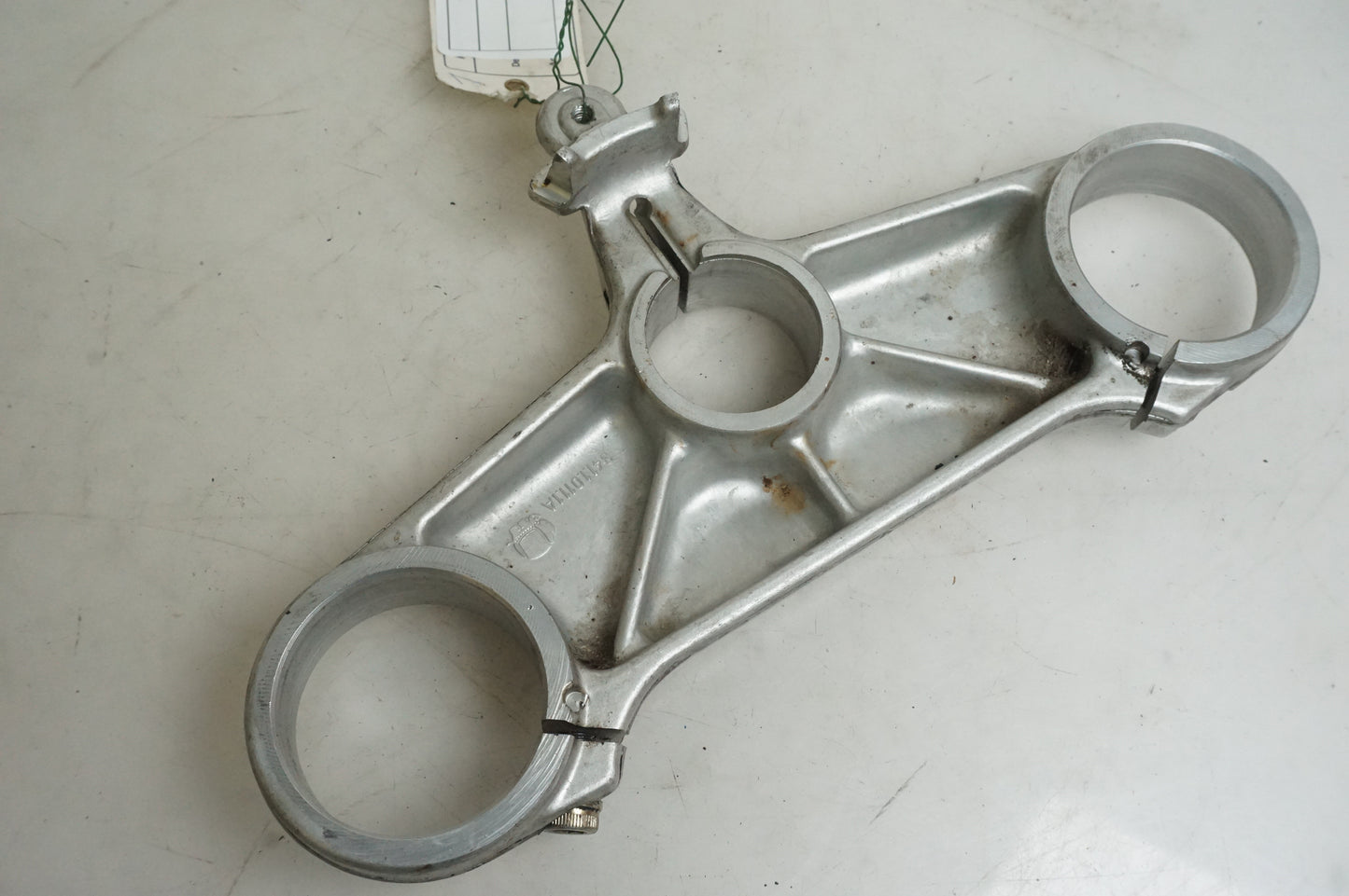 Vänster sida på Gaffelkrona från en Ducati 748 -2001 motorcykel.