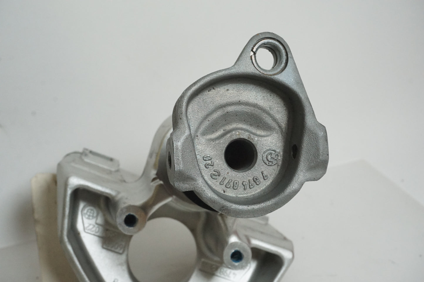 Snett uppifrån på Gaffelkrona från en BMW K 1300 GT -2009 motorcykel.