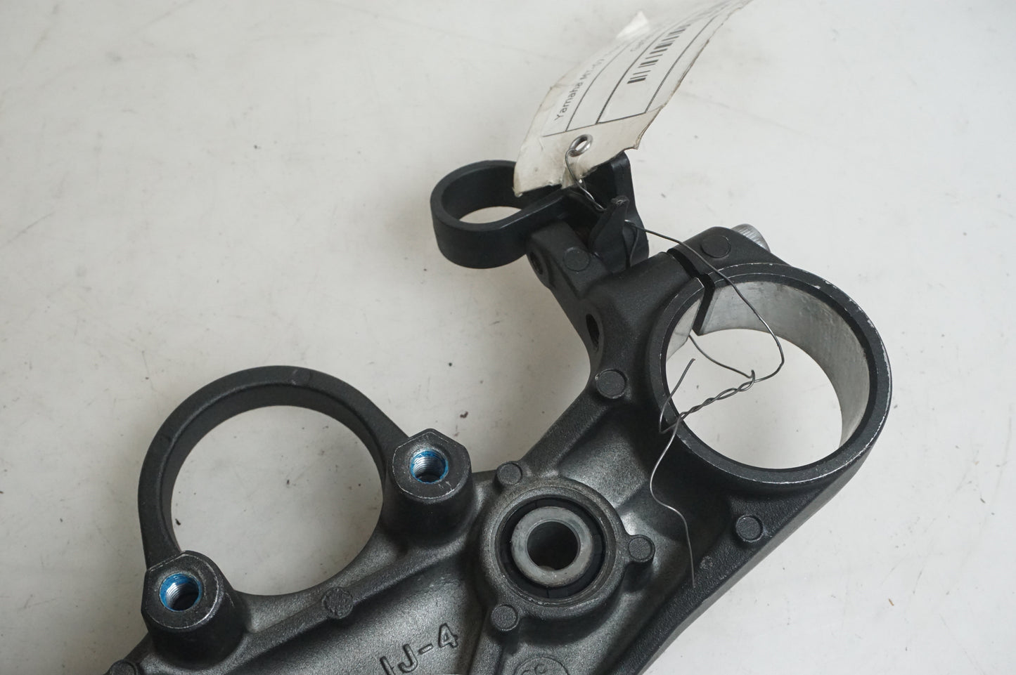 Snett uppifrån på Gaffelkrona från en Yamaha MT-07 Tracer -2016 motorcykel.