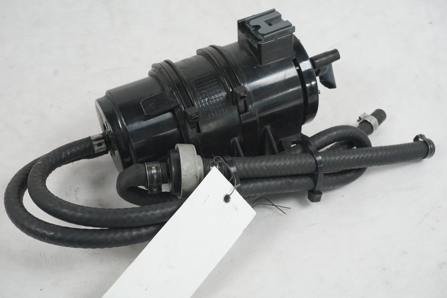 Vänster sida på Bensintanksavluftare från en Aprilia Tuono V4R -2018 motorcykel.