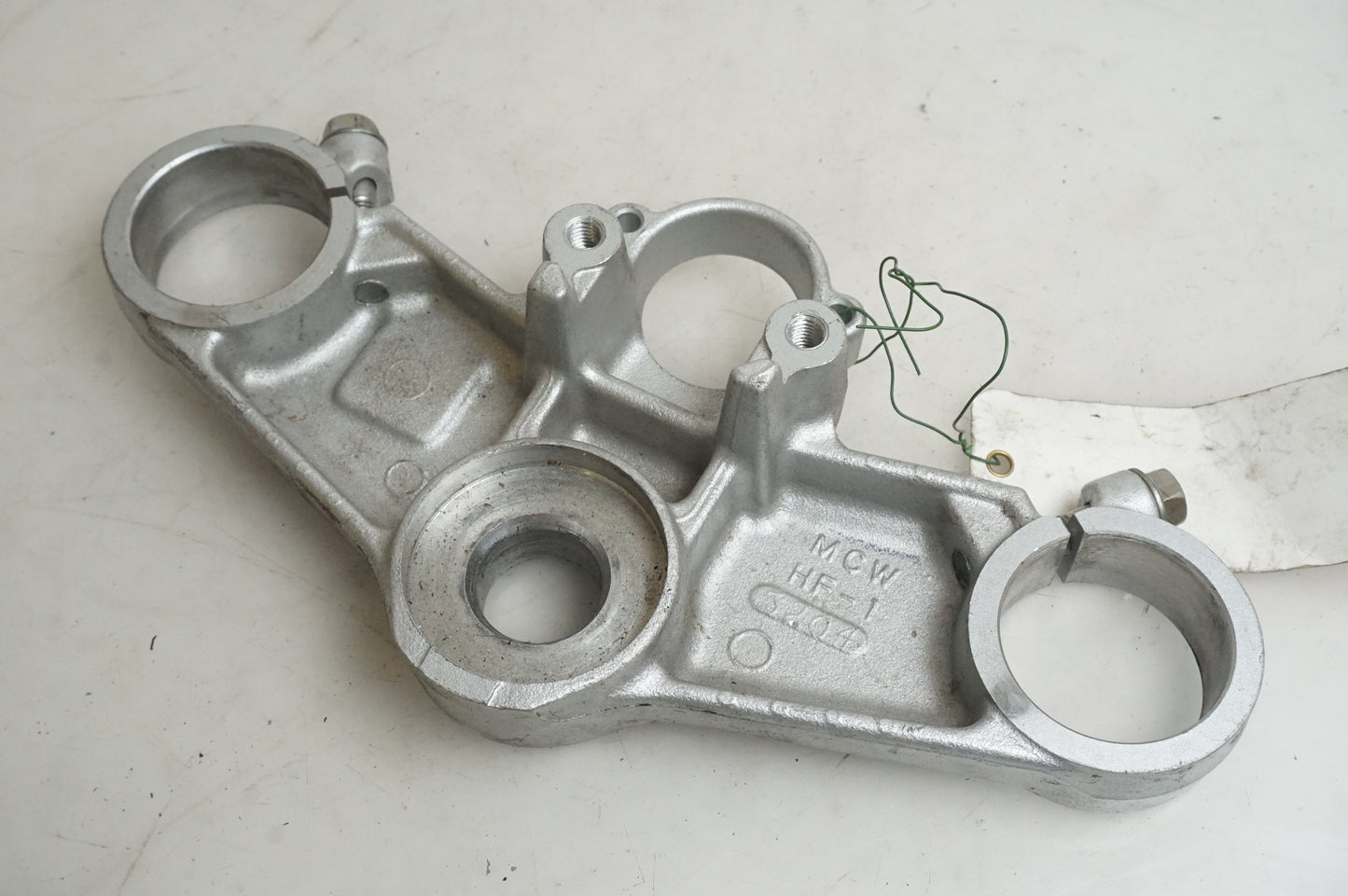 VÀnster sida pÄ Gaffelkrona frÄn en Honda VFR 800 -2005 motorcykel.