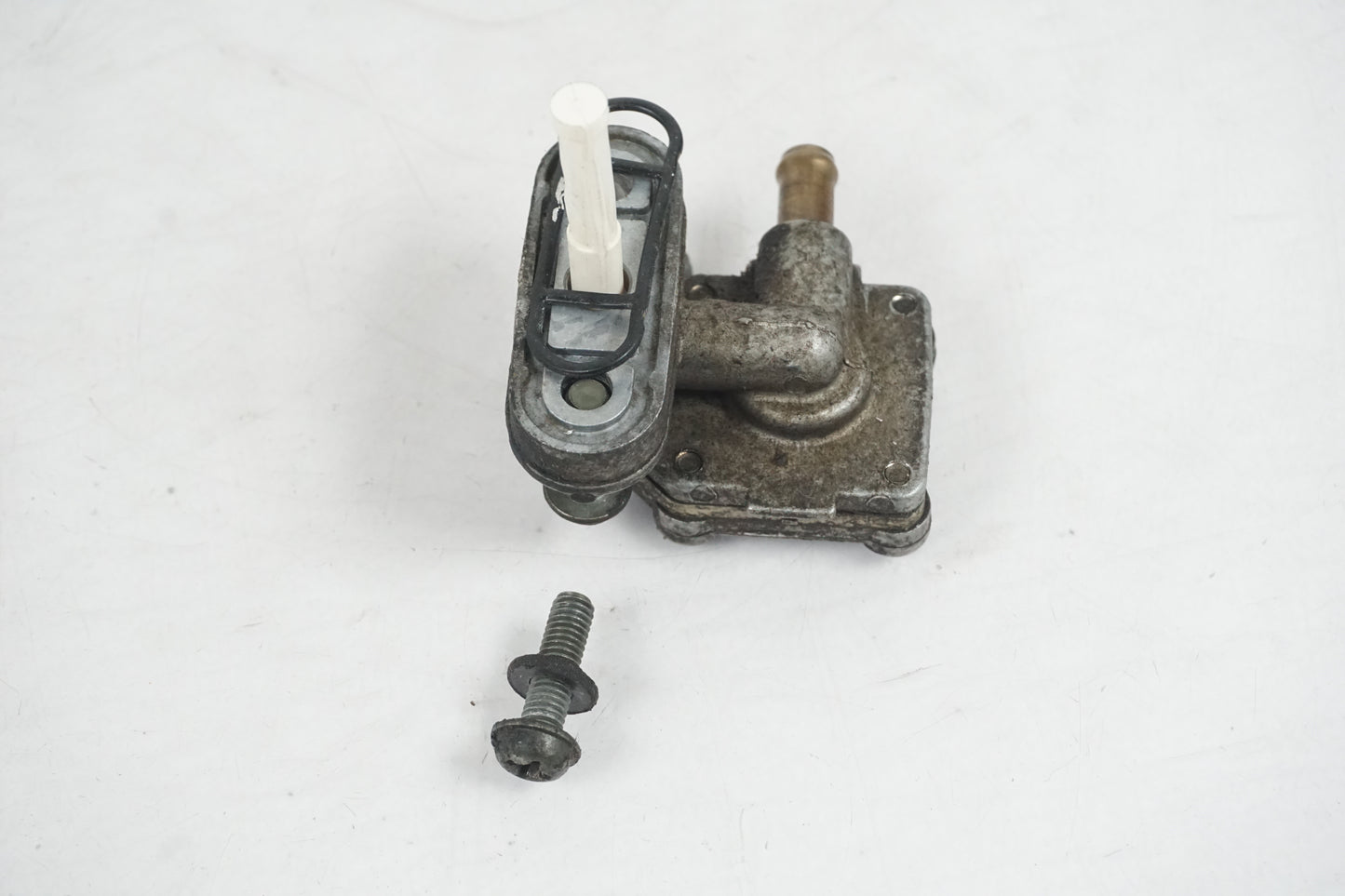 Höger sida på Bensinkran från en Yamaha BT 1100 -2002 motorcykel.