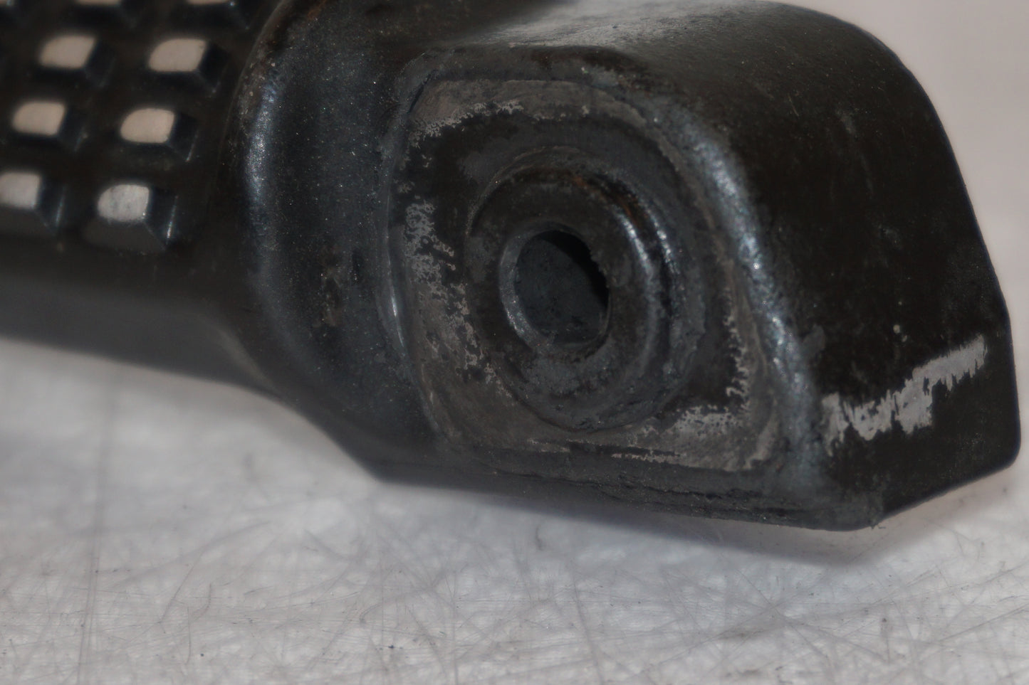 Snett nerifrån på Fotpinne från en Kawasaki Z 800 -2014 motorcykel.