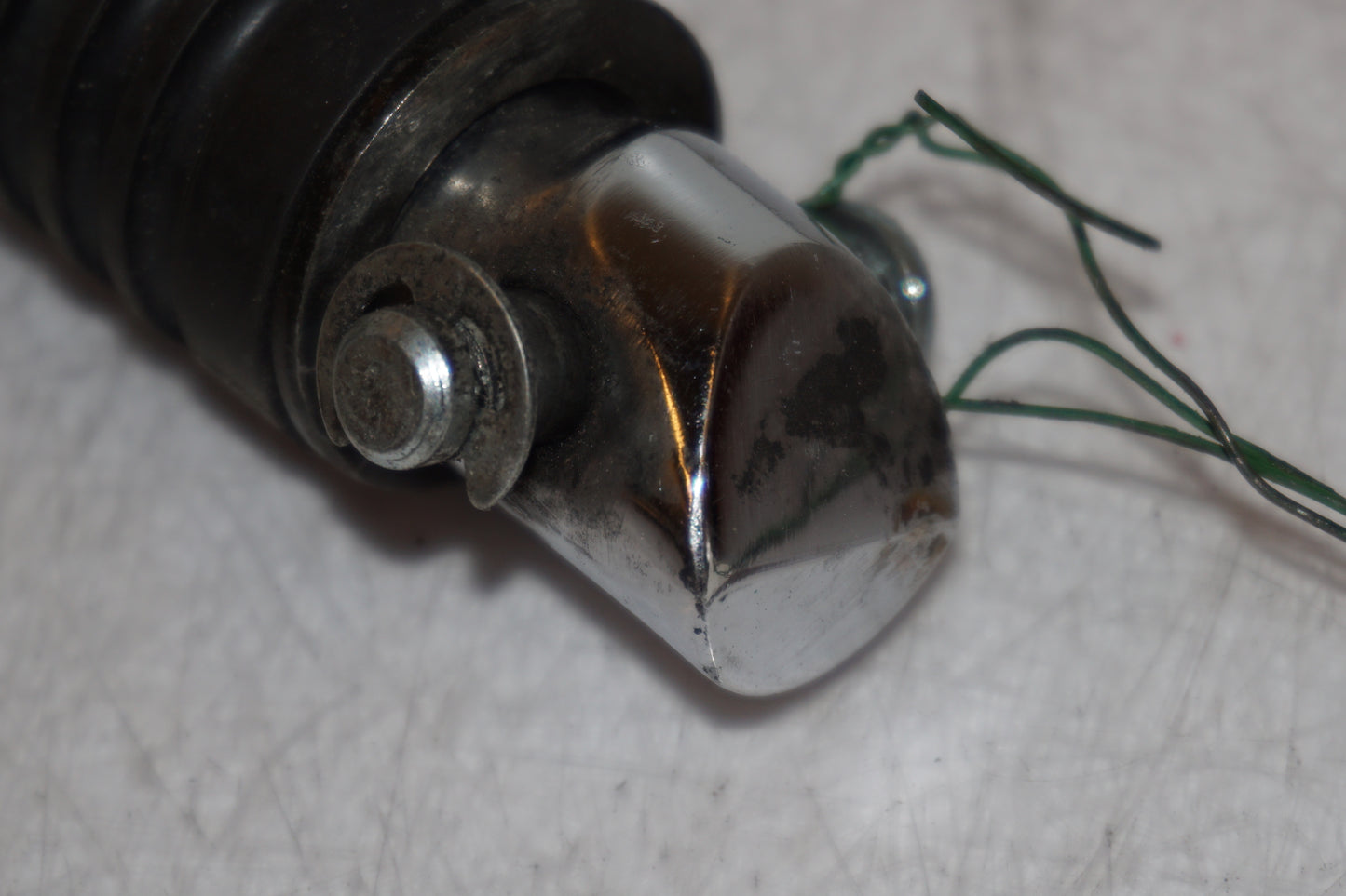 Snett nerifrån på Fotpinne från en Kawasaki VN 800 -1997 motorcykel.