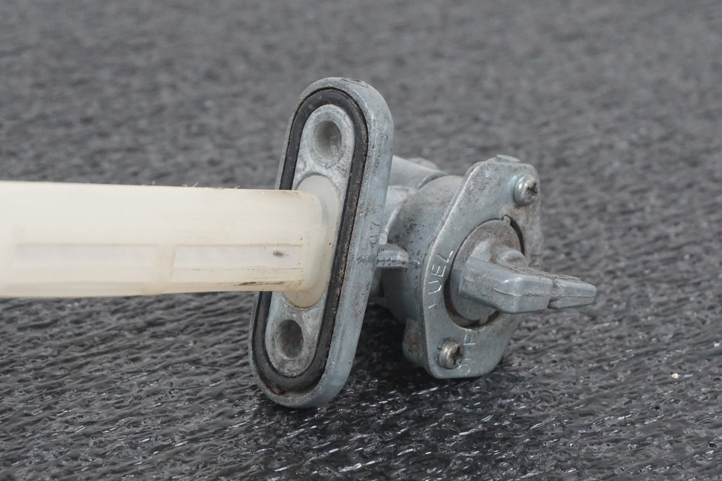 Vänster sida på Bensinkran från en Yamaha TDM 850 -1996 motorcykel.