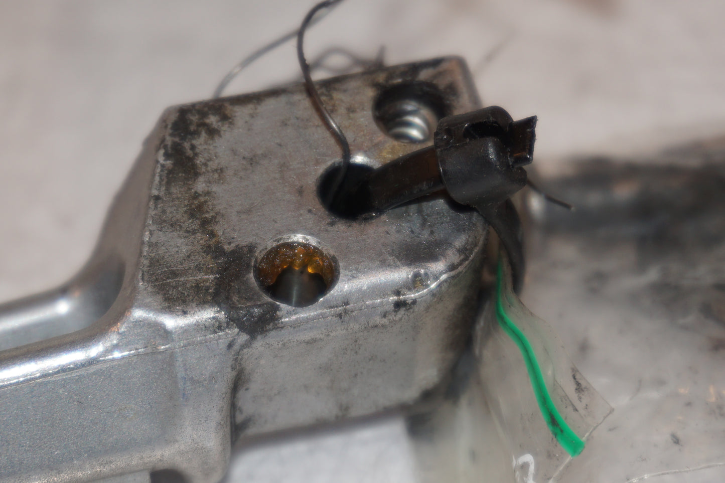 Snett nerifrån på <p>Fotpinne höger bak från Kawasaki Z 900 2017.</p>
<p>Okej skick.</p> motorcykel.