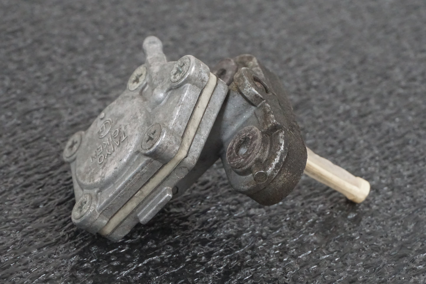 Höger sida på Bensinkran från en Yamaha BT 1100 -2004 motorcykel.