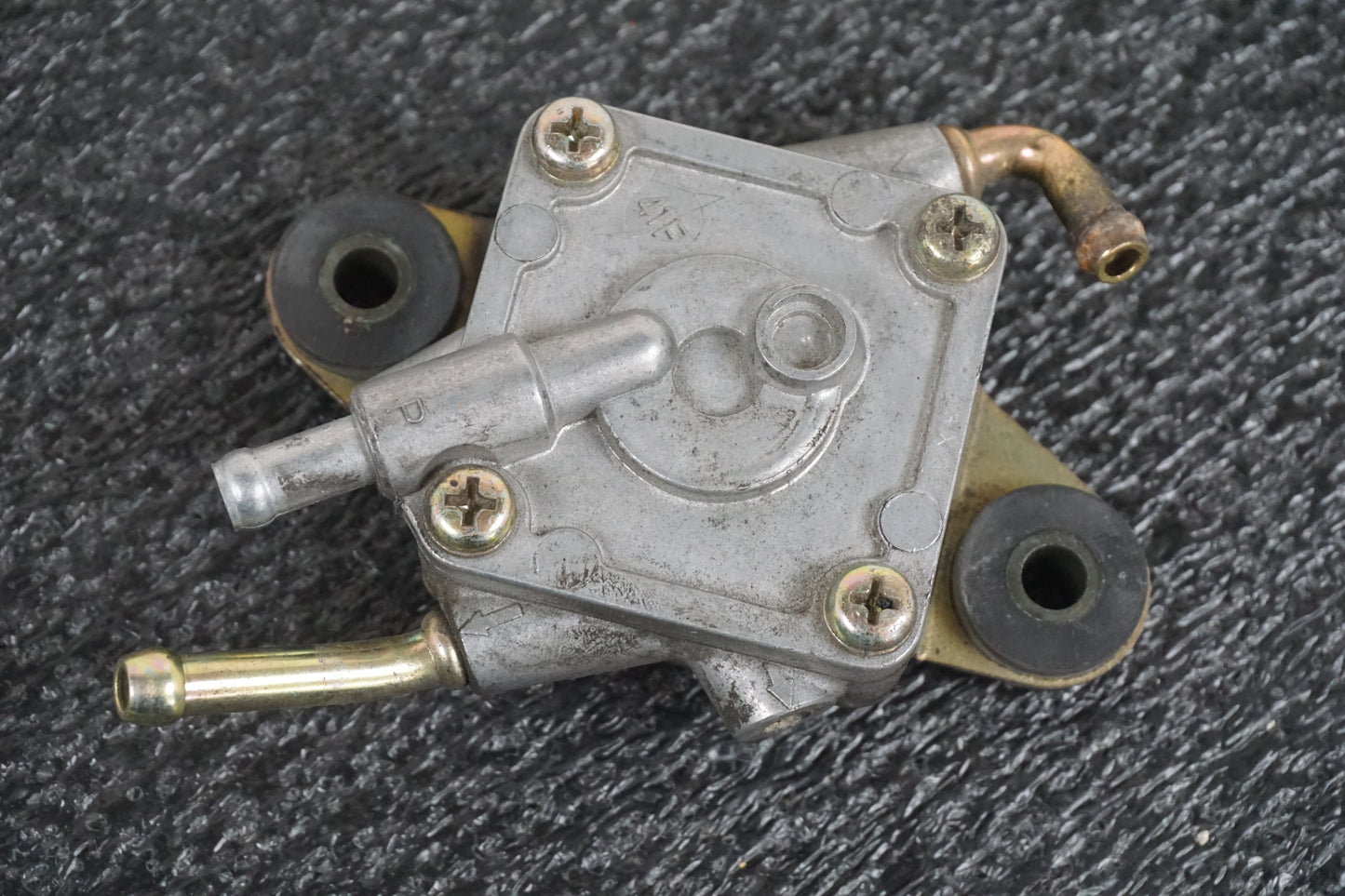 Baksidan på Bensinpump förgasare från en Suzuki VL 800 -2004 motorcykel.