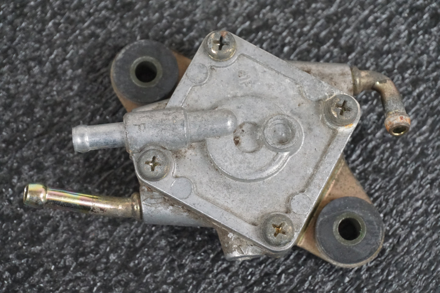 Baksidan på Bensinpump förgasare från en Suzuki VL 800 -2004 motorcykel.