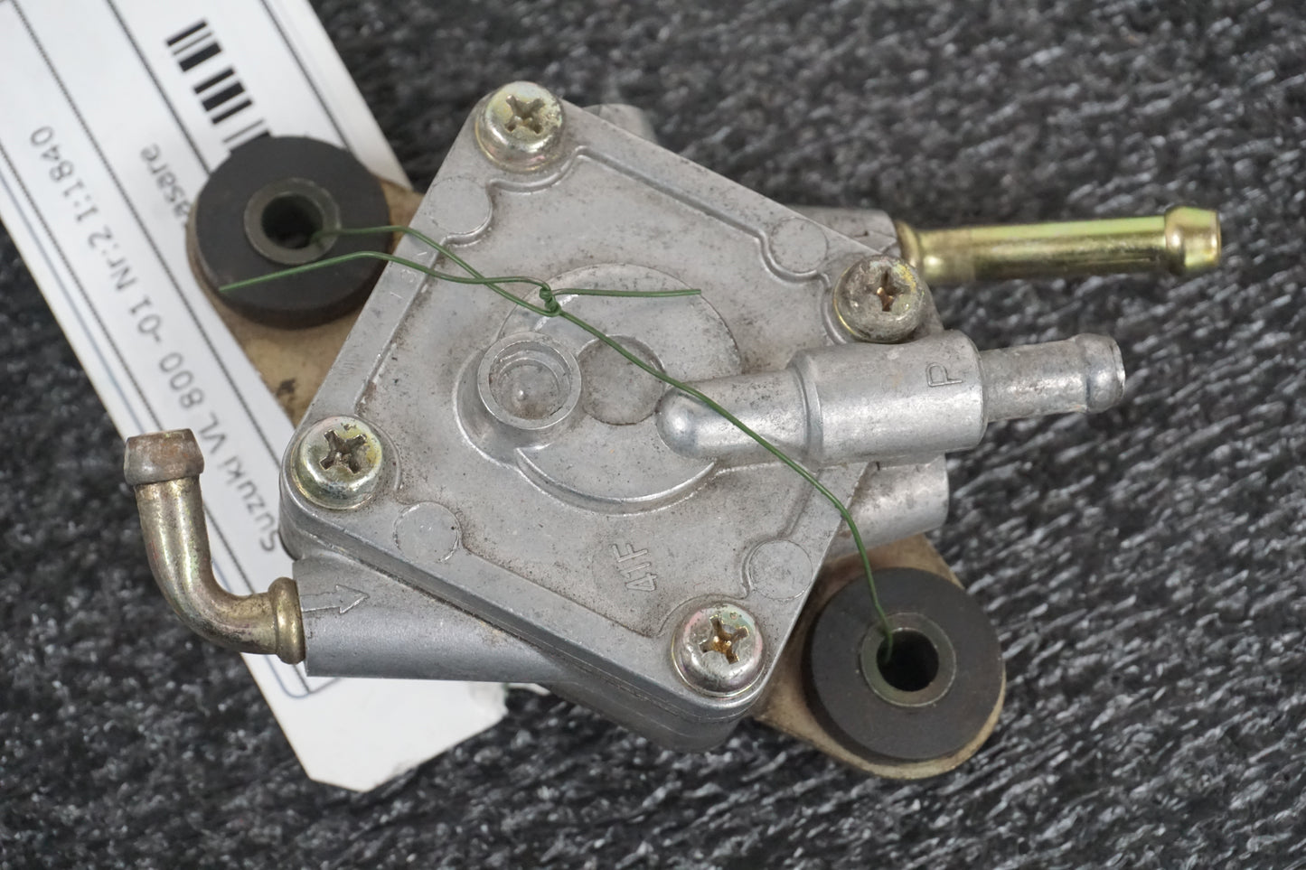 Baksidan på Bensinpump förgasare från en Suzuki VL 800 -2001 motorcykel.