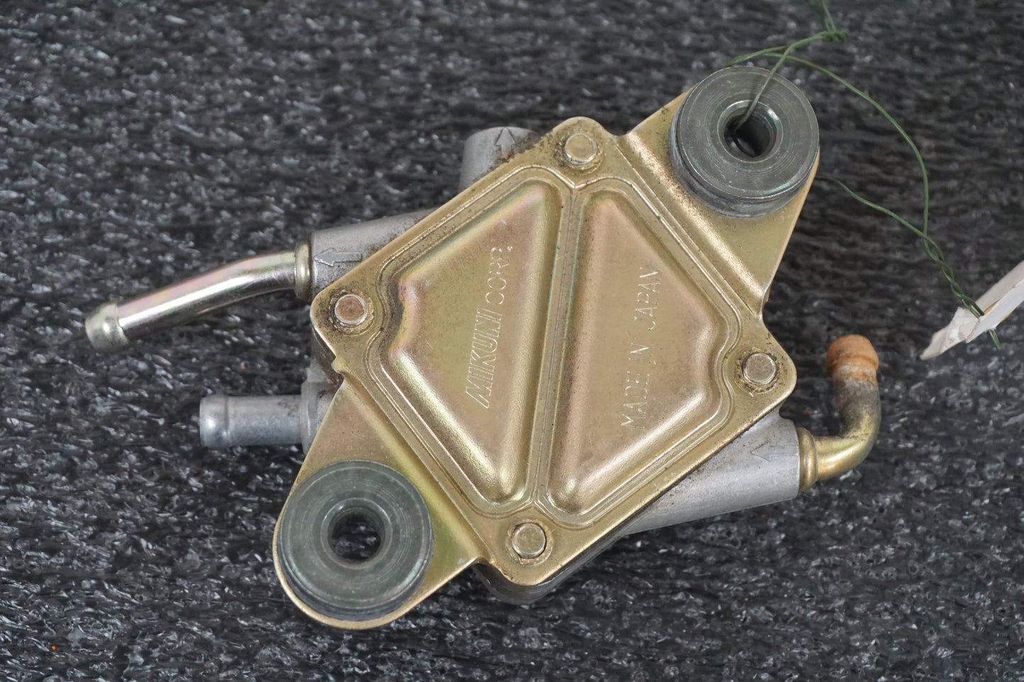 Baksidan på Bensinpump förgasare från en Suzuki VL 800 -2003 motorcykel.