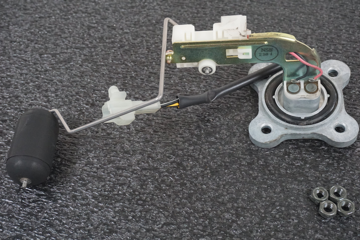 Snett uppifrÄn pÄ Bensintankgivare frÄn en Suzuki GSF 1200 -2002 motorcykel.