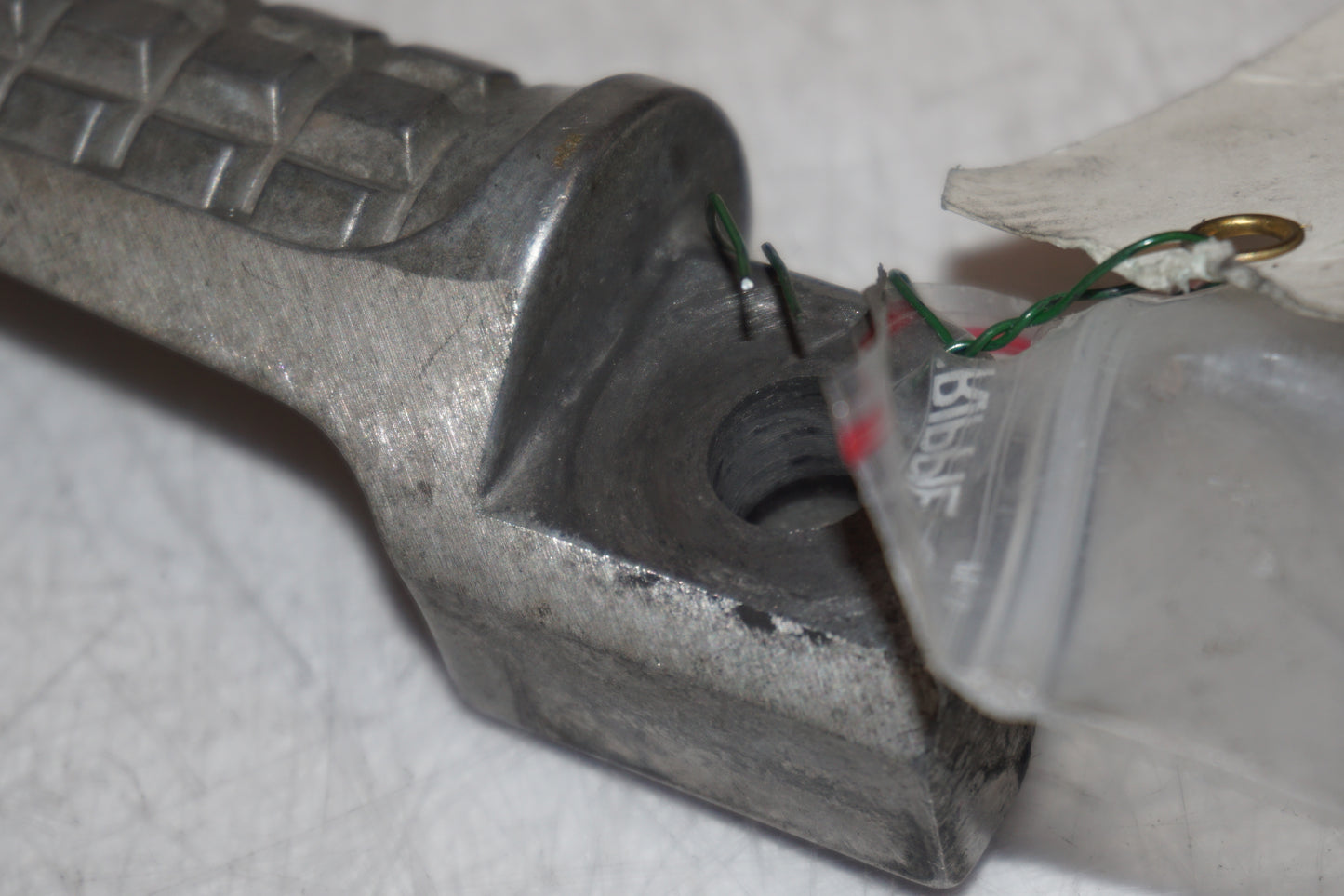 Snett nerifrån på Fotpinne från en Kawasaki ZZR 1100 -1994 motorcykel.