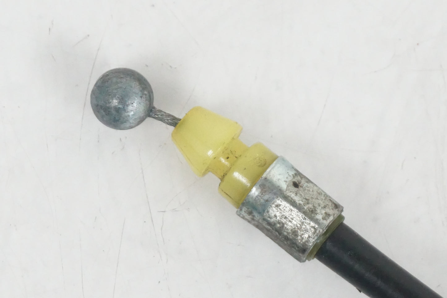 Vänster sida på Sadellåsmekanism från en Suzuki GSX-R 1000 -2003 motorcykel.