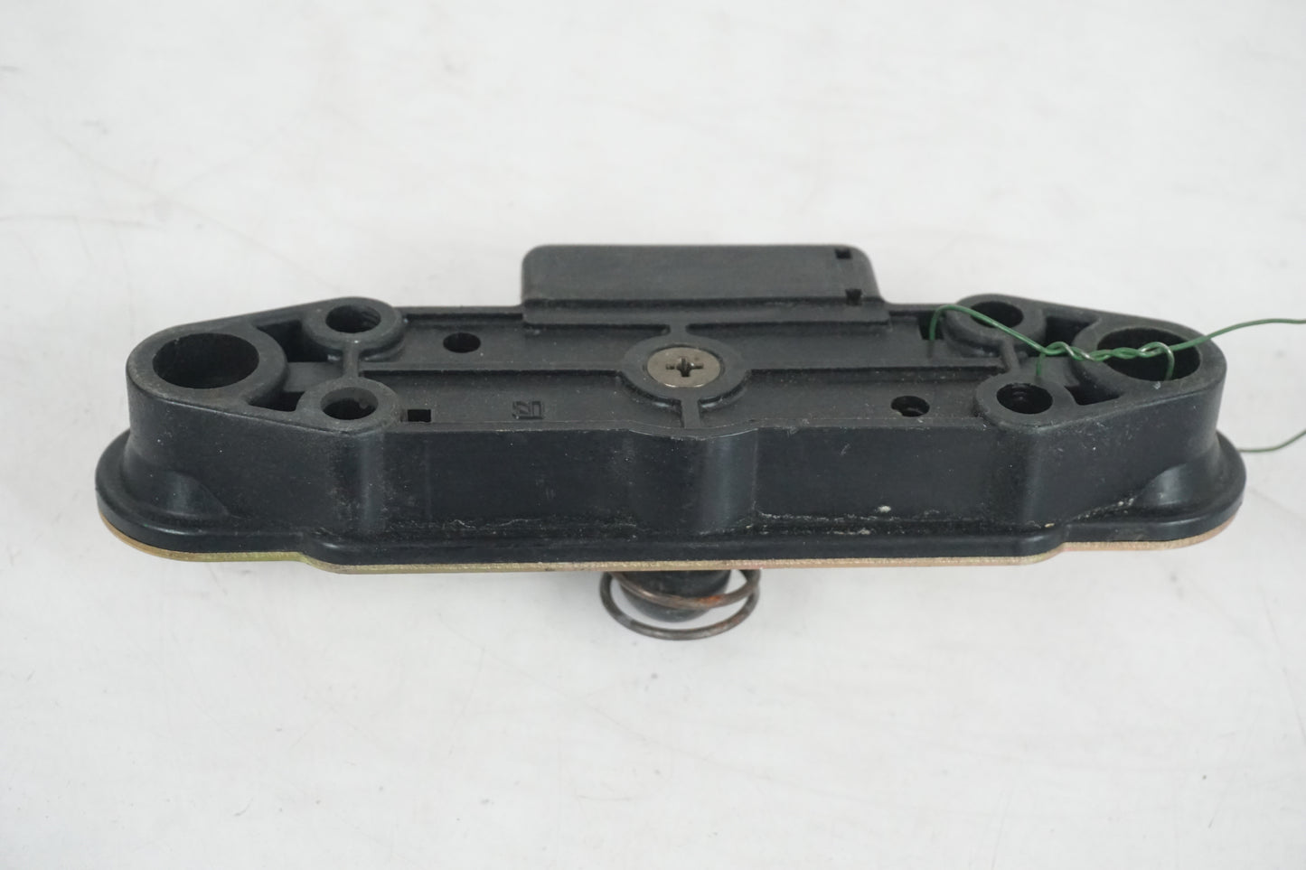 Höger sida på Sadellåsmekanism från en Suzuki RF 600 R -1996 motorcykel.