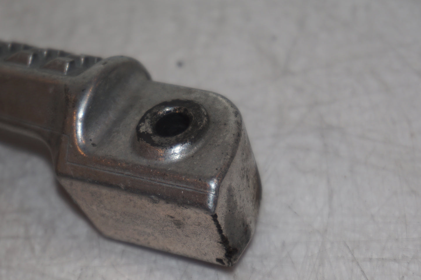 Snett nerifrån på Fotpinne från en Kawasaki ZR-X 1200 S -2001 motorcykel.