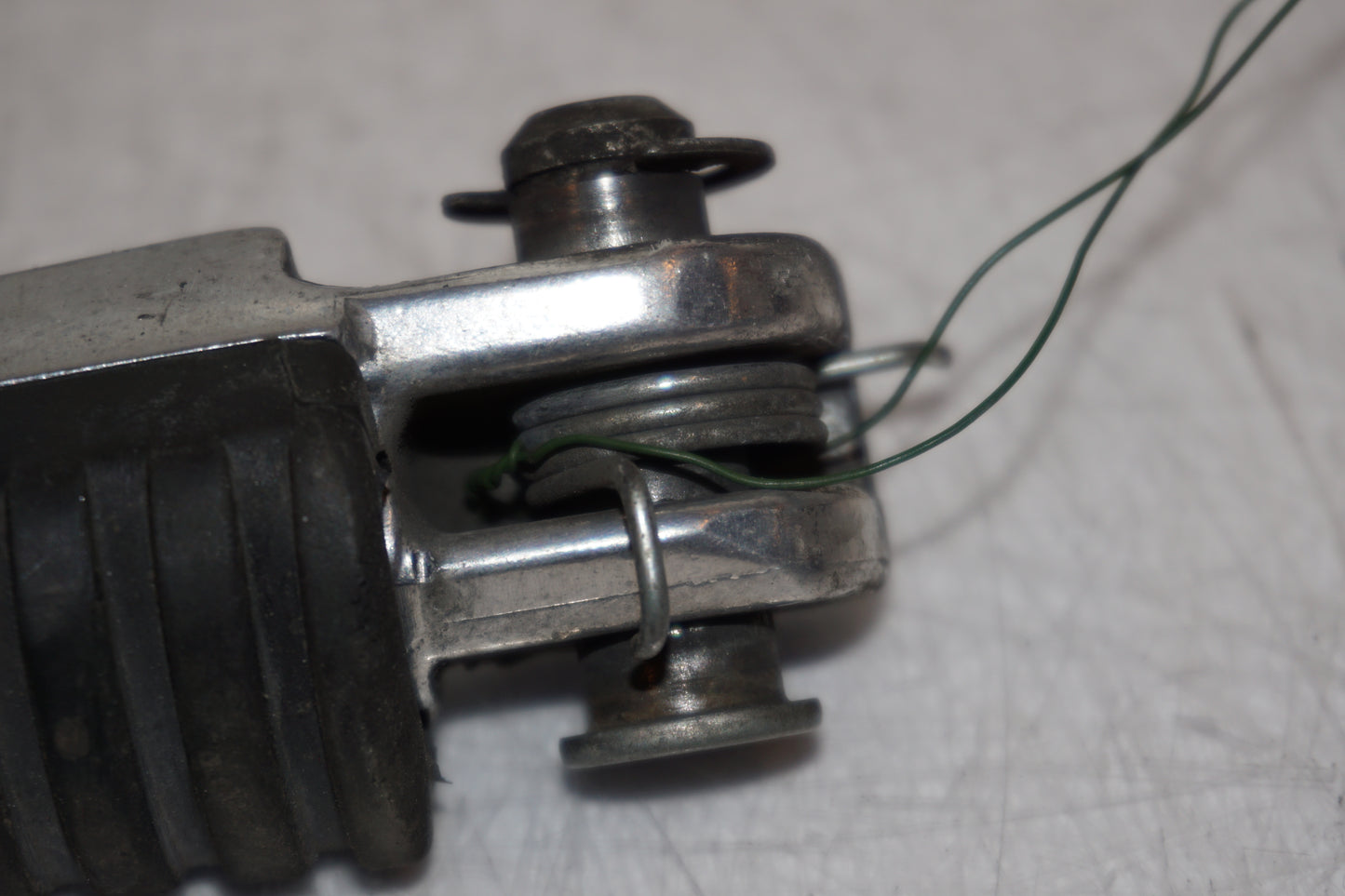 Snett nerifrån på Fotpinne från en Kawasaki ZX-9R -1998 motorcykel.