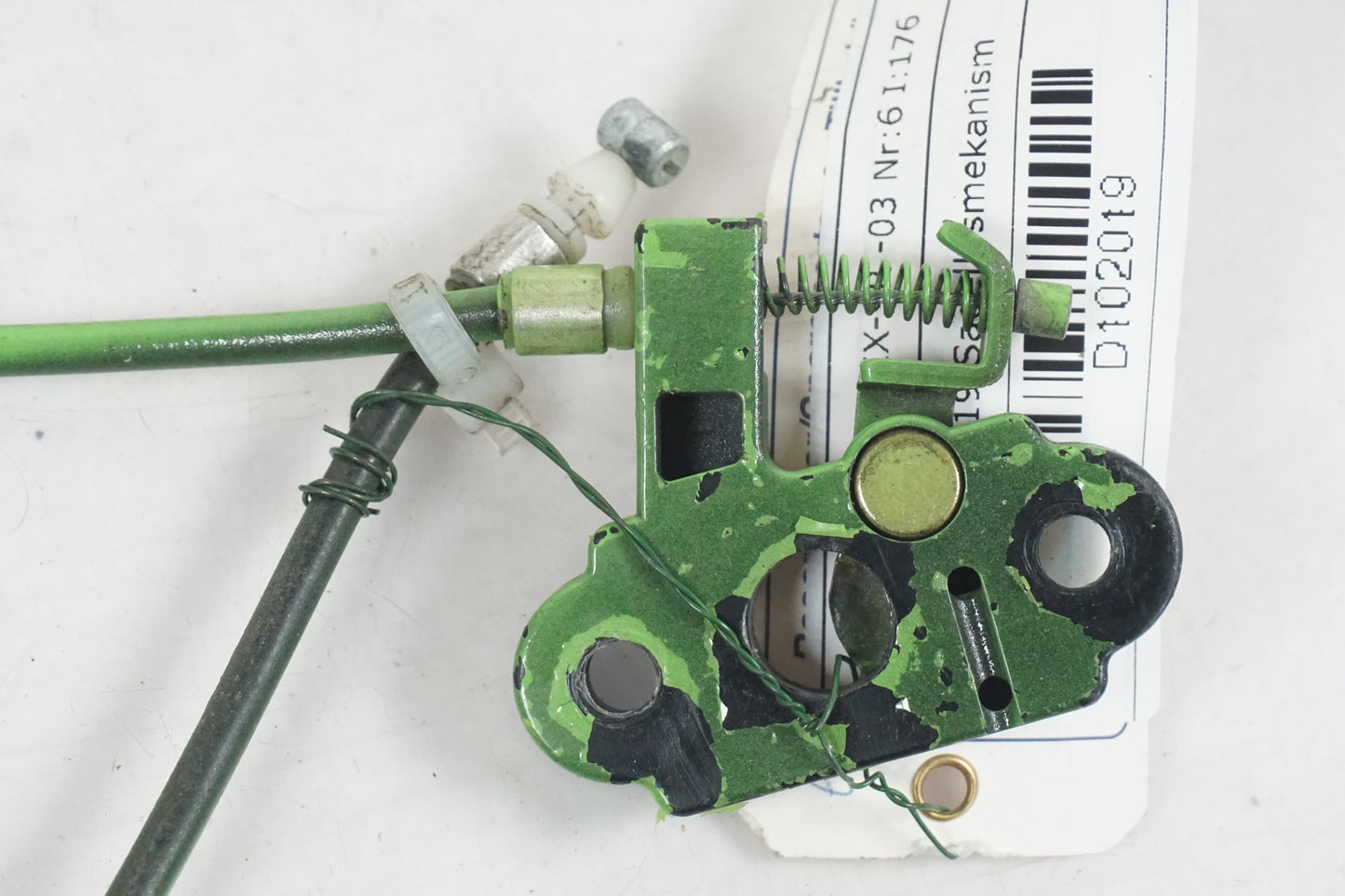 Höger sida på Sadellåsmekanism från en Kawasaki ZX-9R -2003 motorcykel.