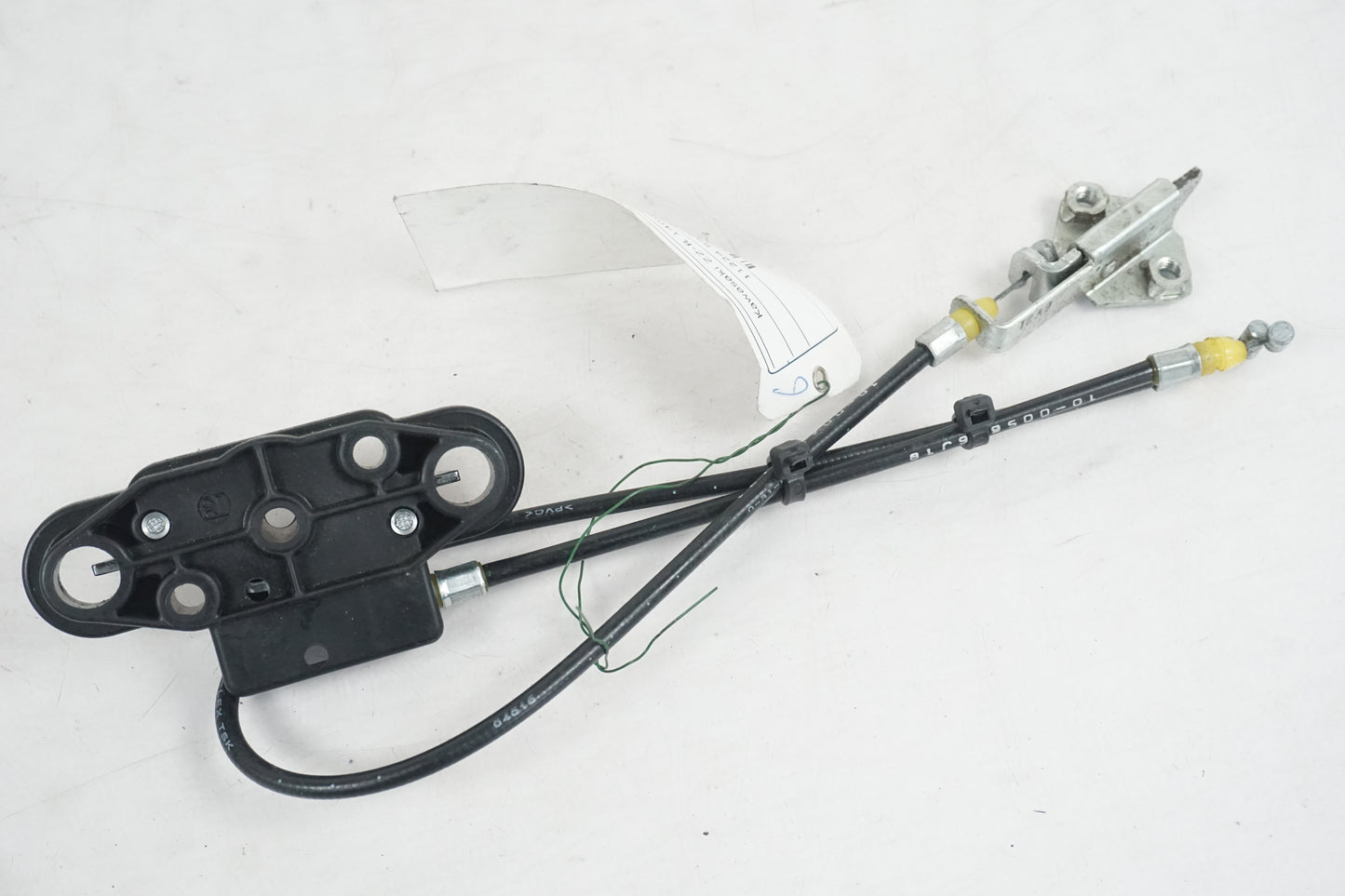 Vänster sida på Sadellåsmekanism från en Kawasaki ZZ-R 1400 -2007 motorcykel.