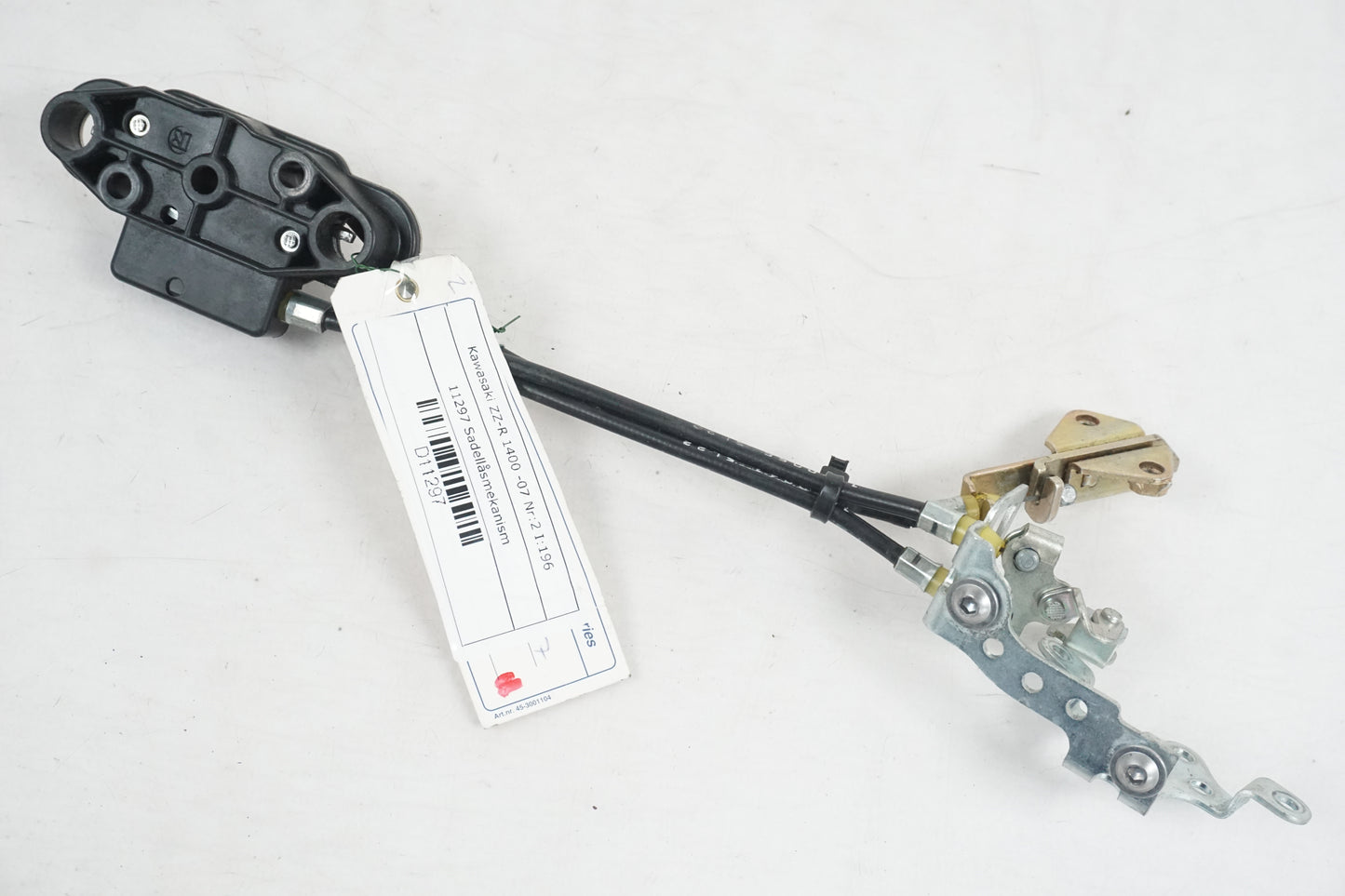 Snett nerifrån på Sadellåsmekanism från en Kawasaki ZZ-R 1400 -2007 motorcykel.