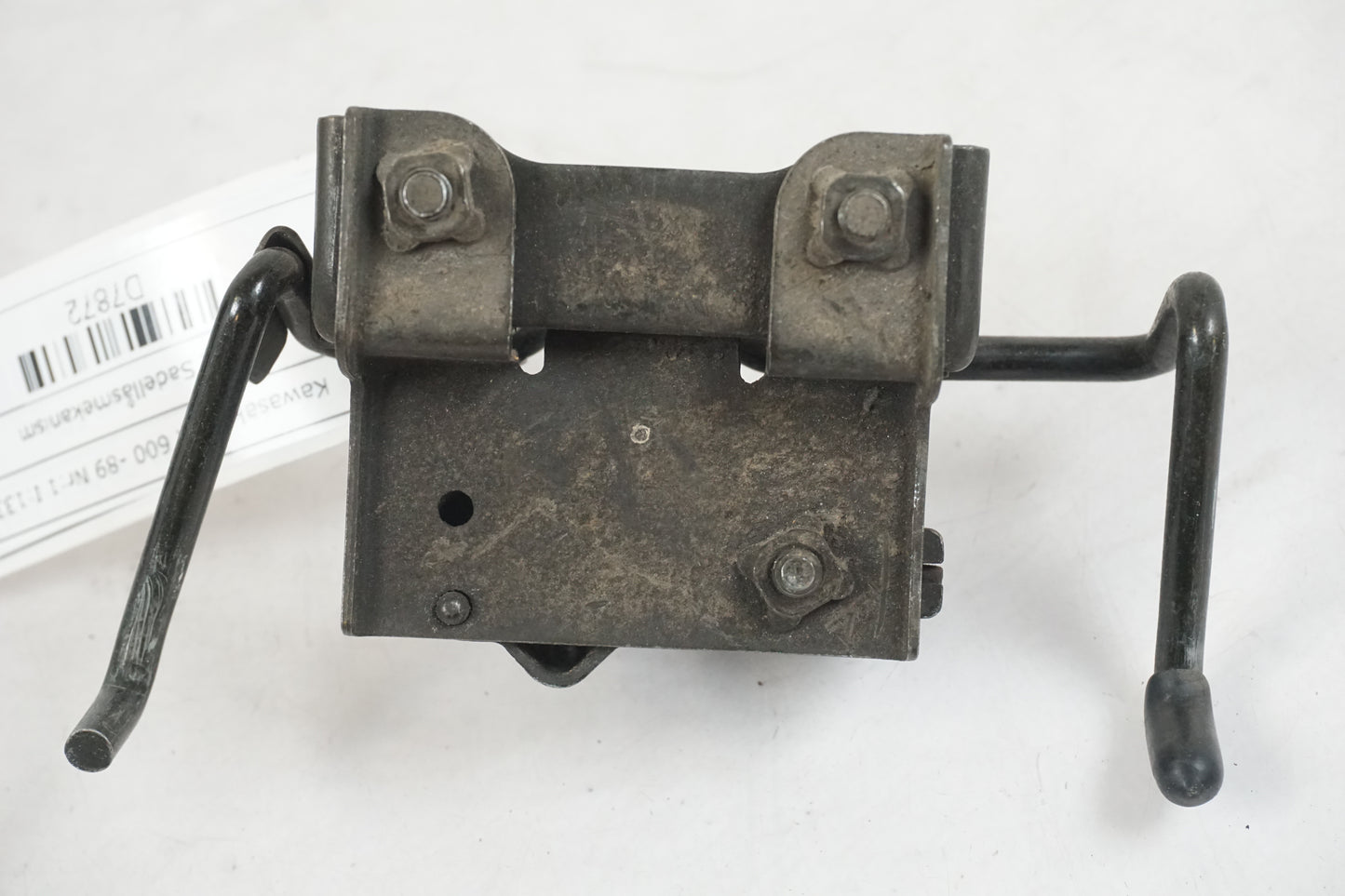 Höger sida på Sadellåsmekanism från en Kawasaki GPX 600 -1989 motorcykel.