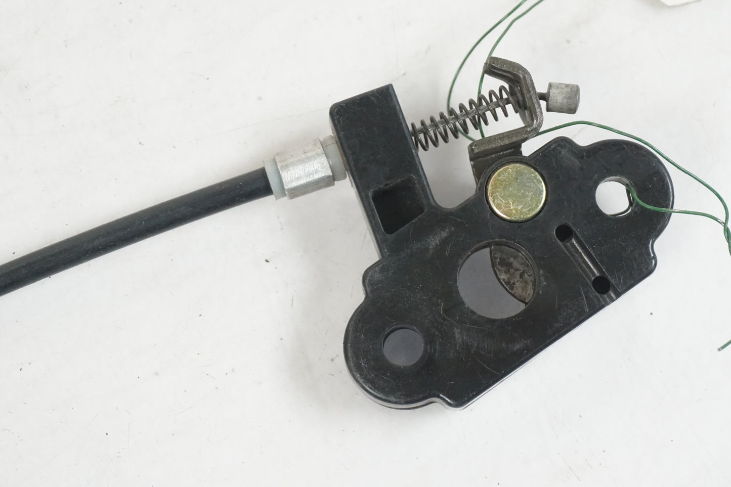 Vänster sida på Sadellåsmekanism från en Kawasaki ZX-7R -1997 motorcykel.