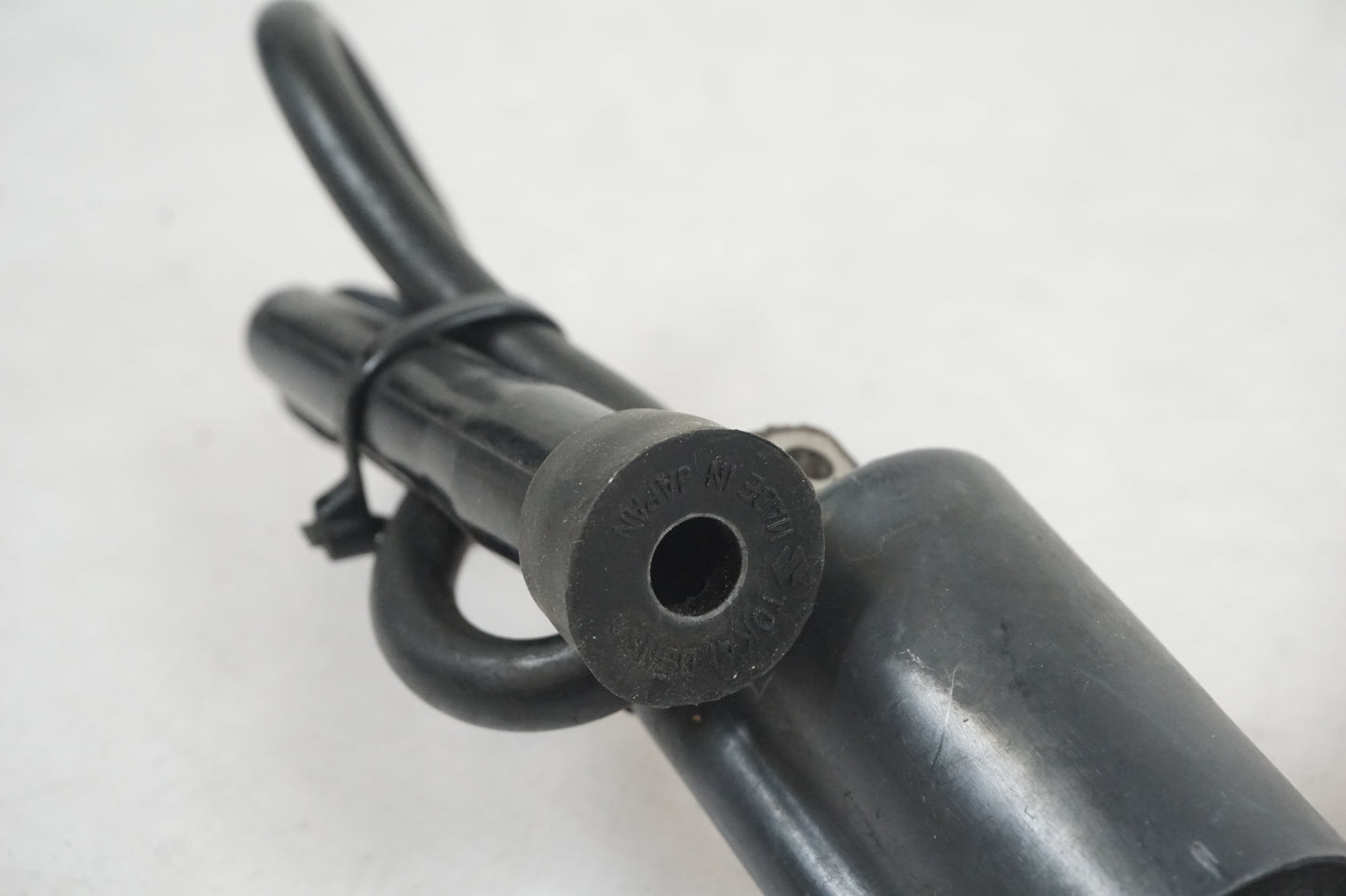 Vänster sida på Tändspole från en Suzuki VL 800 -2001 motorcykel.