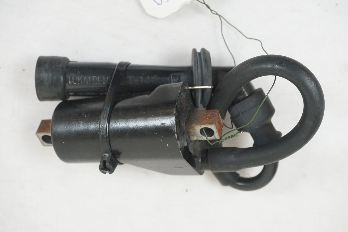 Baksidan på Tändspole från en Suzuki SV 650 -2002 motorcykel.