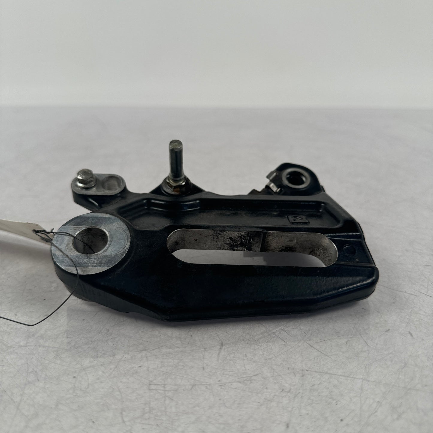 Höger sida på Bromsoksfäste från en KTM 125 Duke -2013 motorcykel.