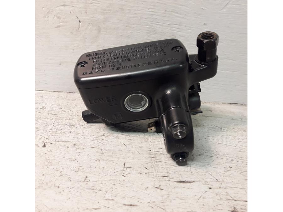 Baksidan på Bromshuvudcylinder från en Honda ADV 750 -2017 motorcykel.