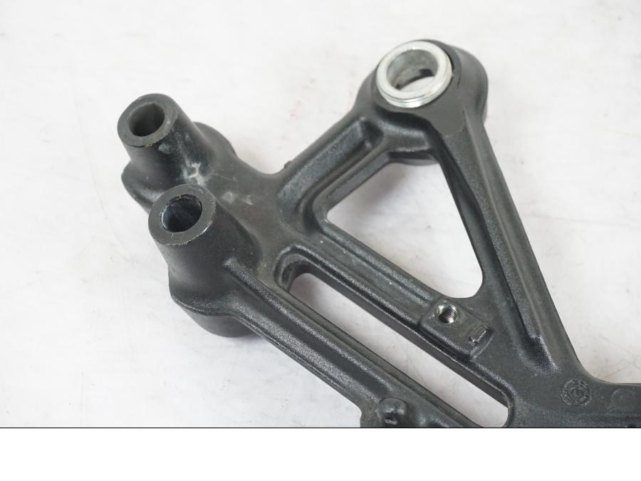 Snett uppifrån på Fotpinnefäste från en KTM 390 Duke -2018 motorcykel.