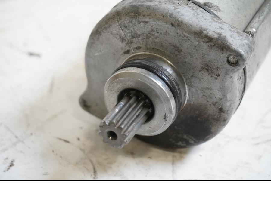 Baksidan på Startmotor från en Honda XL 650 V -2007 motorcykel.