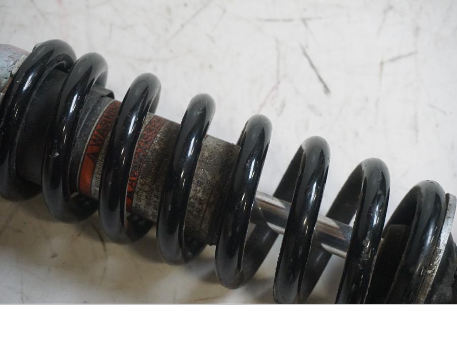 Snett uppifrån på Stötdämpare från en Kawasaki Ninja 300 -2014 motorcykel.