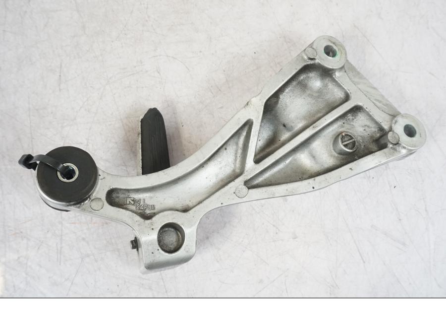 Snett nerifrån på Fotpinne från en Suzuki GSX 1300 RX -1999 motorcykel.