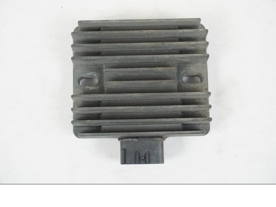 Framsidan på Likriktare från en Kawasaki ER-6F -2010 motorcykel.