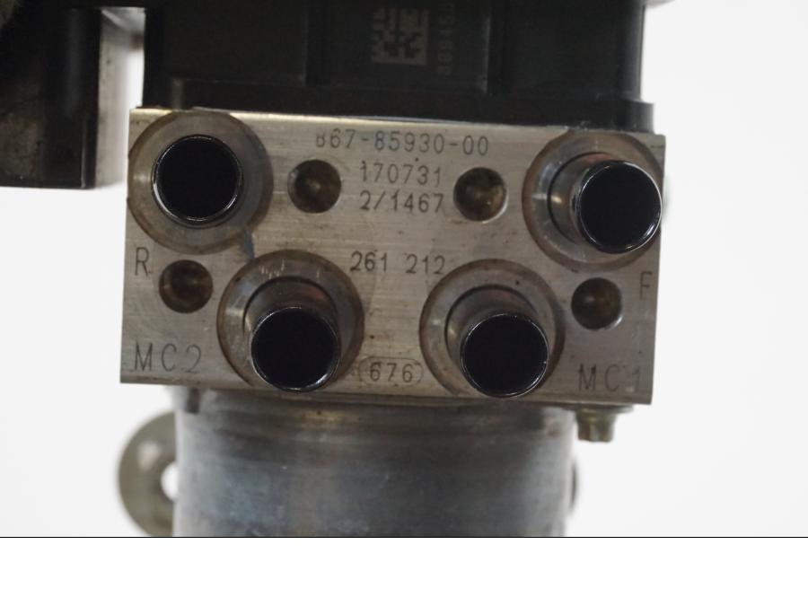 Snett nerifrån på ABS Modulator från en Yamaha MT-10 -2018 motorcykel.