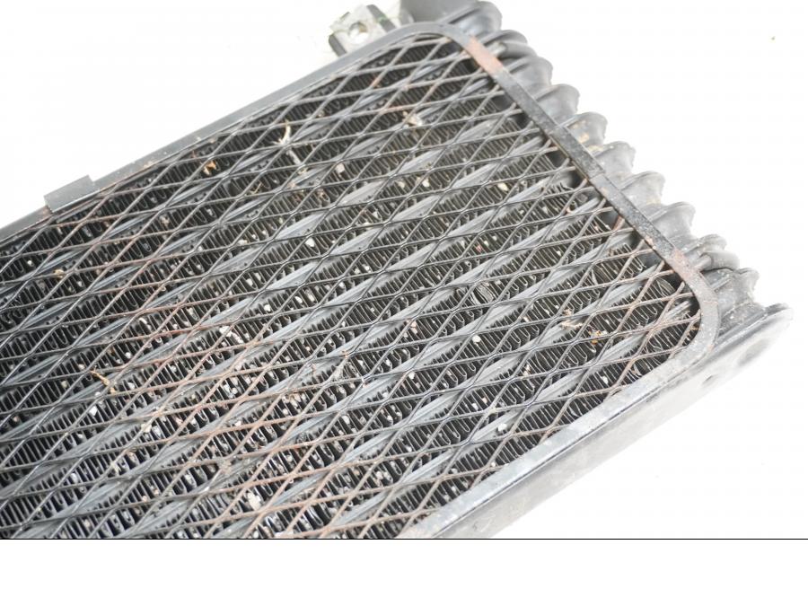 Snett nerifrån på Oljekyl från en Suzuki GSX 1300 BK -2008 motorcykel.